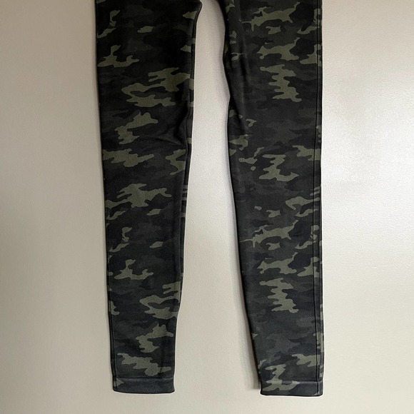 SPANX Look At Me Now Seamless Leggings Green Camo Size Medium High Rise Slimming - Picture 12 of 16